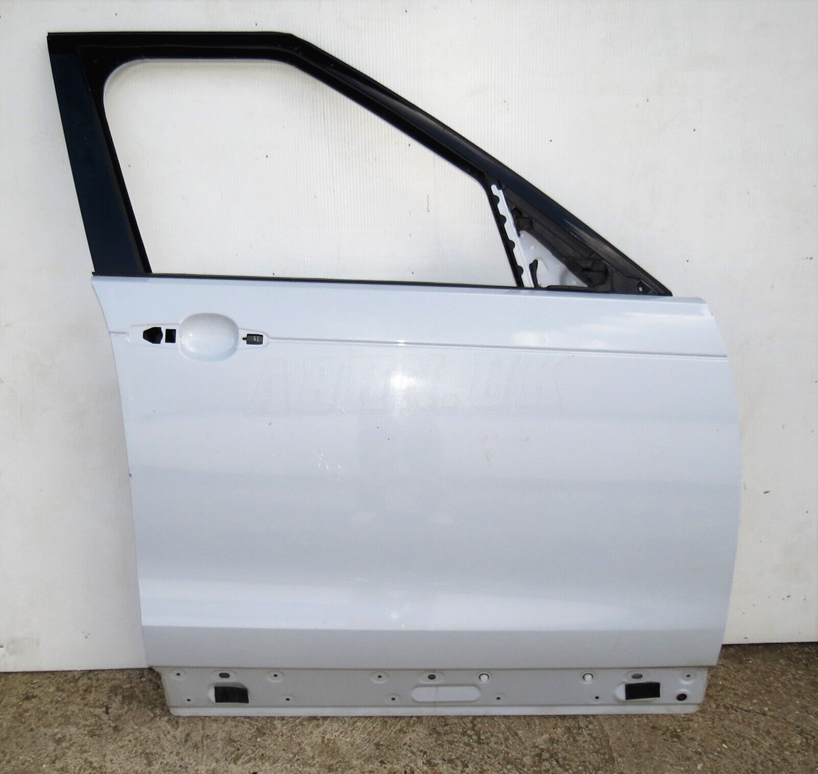 Land Rover Discovery V 5 L462 O/S Right Hand Side Bare Door Panel Yulong White Main Image Land Rover Discovery V 5 L462 O/S Right Hand Side Bare Door Panel Yulong White - Image 1