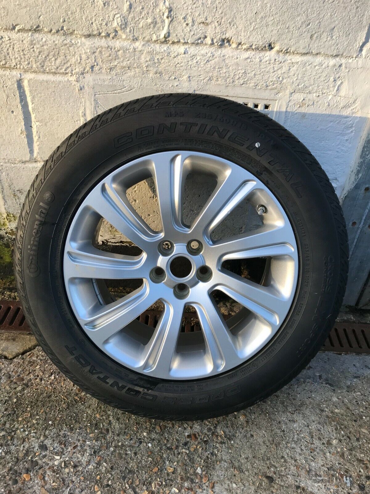 W53 Discovery Sport L550 1x 235/60 R18 Inch Alloy Wheel Continental Cross Contac Main Image W53 Discovery Sport L550 1x 235/60 R18 Inch Alloy Wheel Continental Cross Contac - Image 1