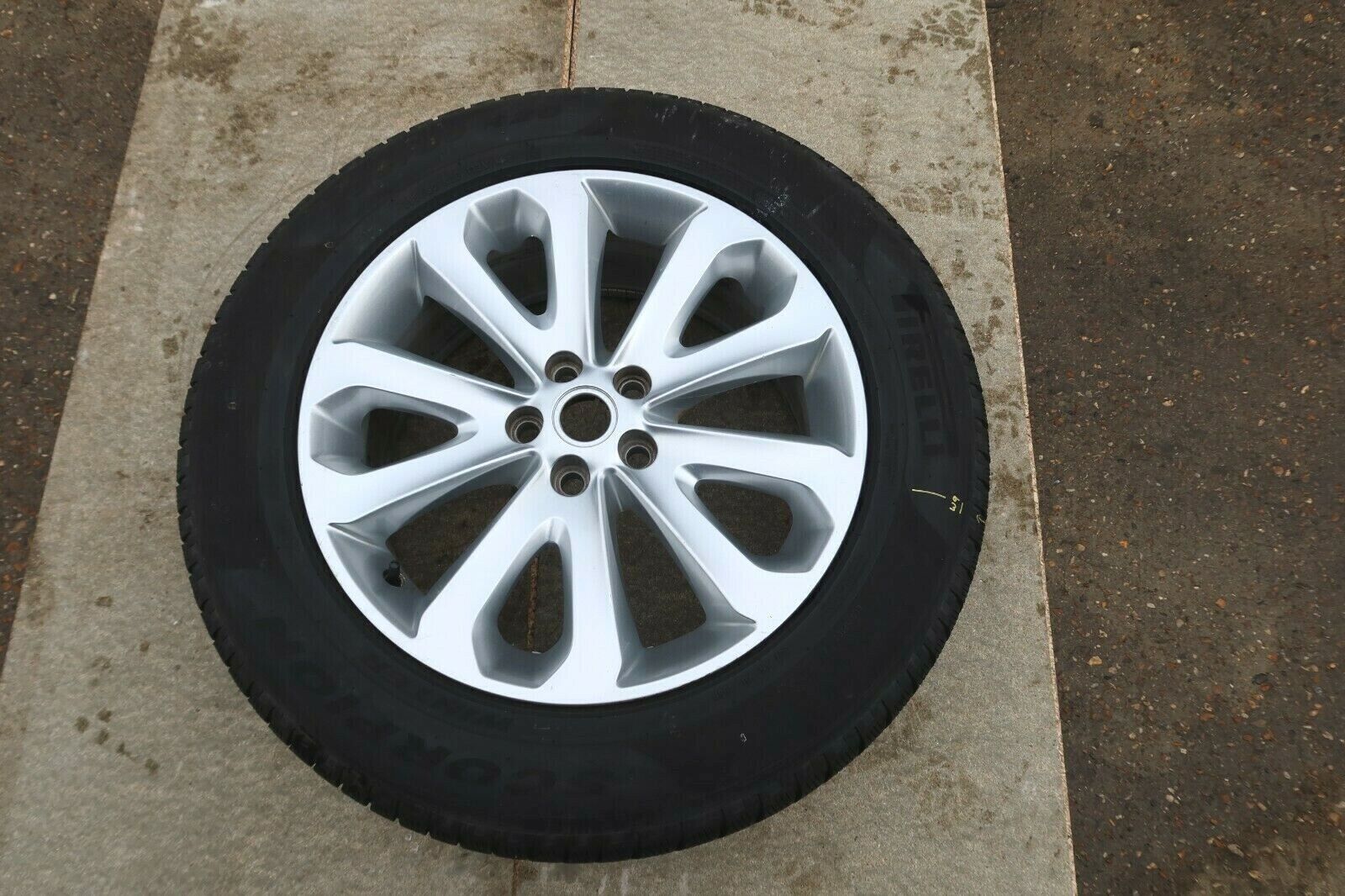 W9 Land Range Rover 1x 255/60 R20 Inch Alloy Wheel Pirelli Scorpion Winter Tyre Main Image W9 Land Range Rover 1x 255/60 R20 Inch Alloy Wheel Pirelli Scorpion Winter Tyre - Image 1