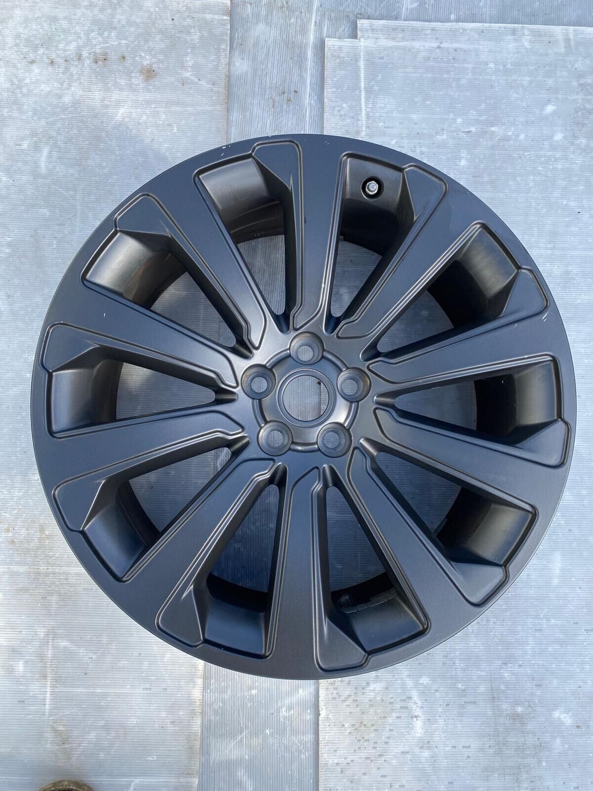 J8A21007EB Range Rover Velar 20 Inch Genuine Alloy Wheel Dark Grey + TPMS Sensor Main Image J8A21007EB Range Rover Velar 20 Inch Genuine Alloy Wheel Dark Grey + TPMS Sensor - Image 1