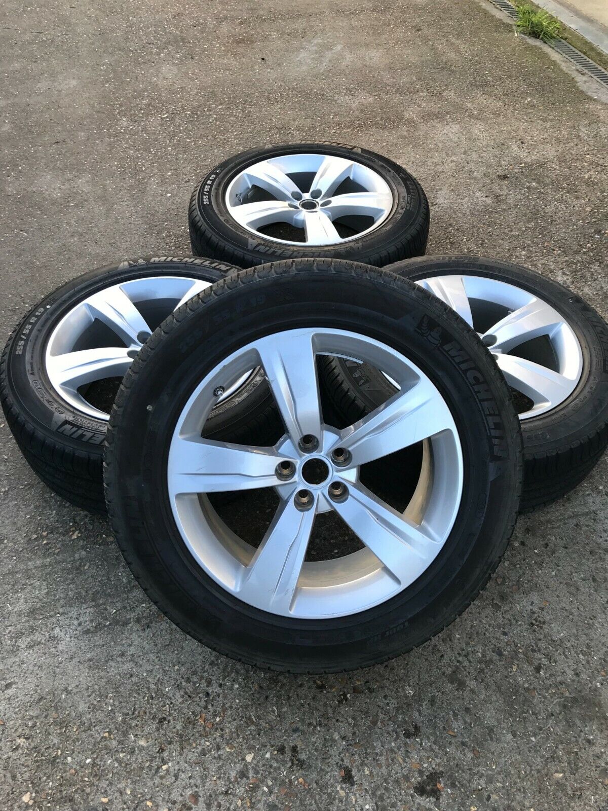 W51 Range Rover Velar L560 4x 255/55 R19 Inch Alloy Wheels Michelin Latitude Tou Main Image W51 Range Rover Velar L560 4x 255/55 R19 Inch Alloy Wheels Michelin Latitude Tou - Image 1