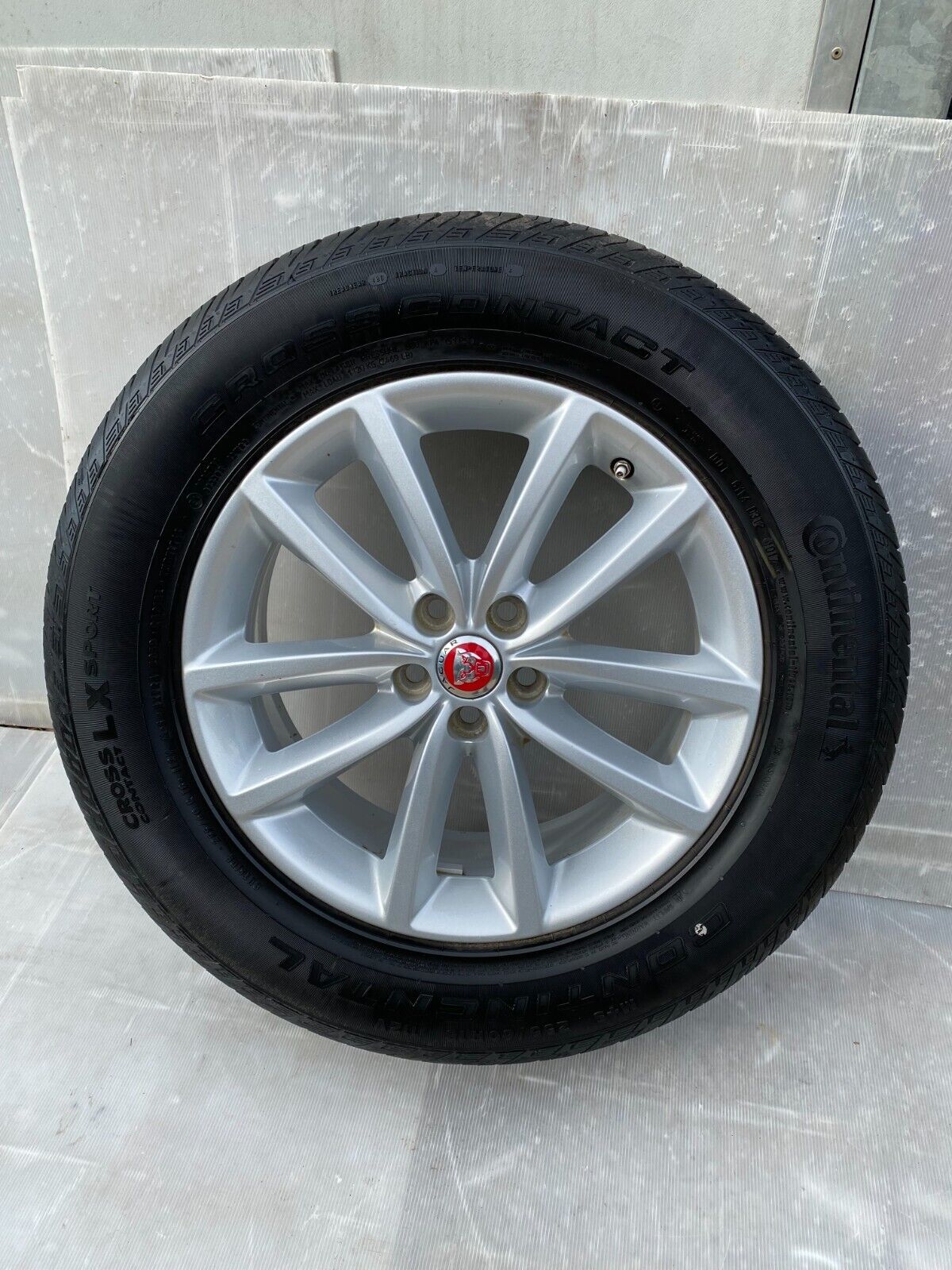 Jaguar F-Pace Genuine Alloy Wheel & Continental Tyre 255/60 18" Inch HK831007CA/ Main Image Jaguar F-Pace Genuine Alloy Wheel & Continental Tyre 255/60 18" Inch HK831007CA/ - Image 1