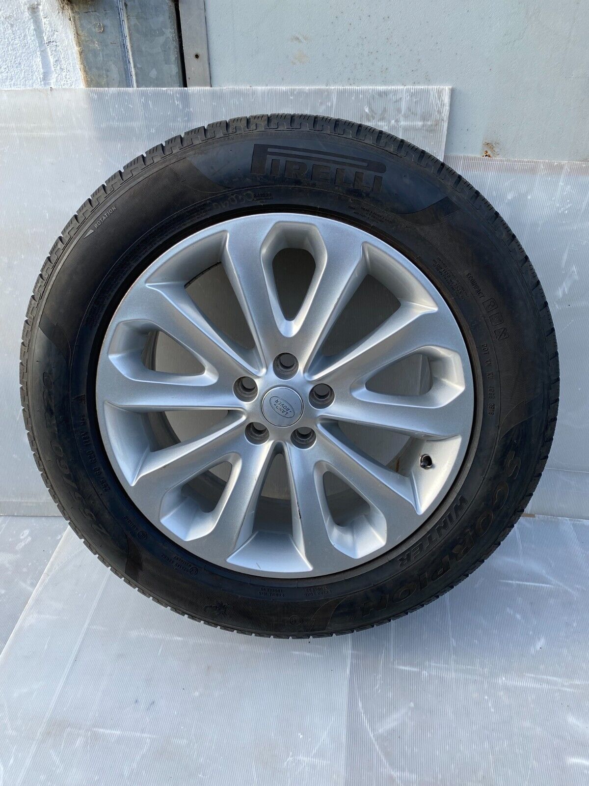 LR Range Rover L405 Genuine Alloy Wheel Pirelli Tyre 255/60 20" Inc CK521007-DA Main Image LR Range Rover L405 Genuine Alloy Wheel Pirelli Tyre 255/60 20" Inc CK521007-DA - Image 1