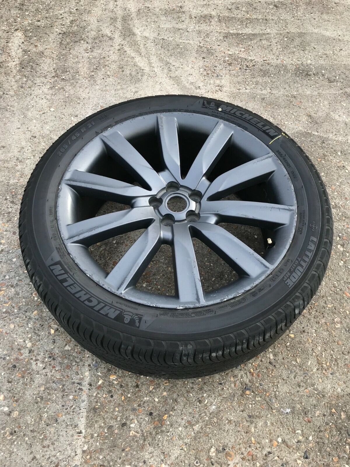 LR Range Rover Velar 1x 265/45 R21 Inch Alloy Wheel Michelin Latitude Tour HP Main Image LR Range Rover Velar 1x 265/45 R21 Inch Alloy Wheel Michelin Latitude Tour HP - Image 1