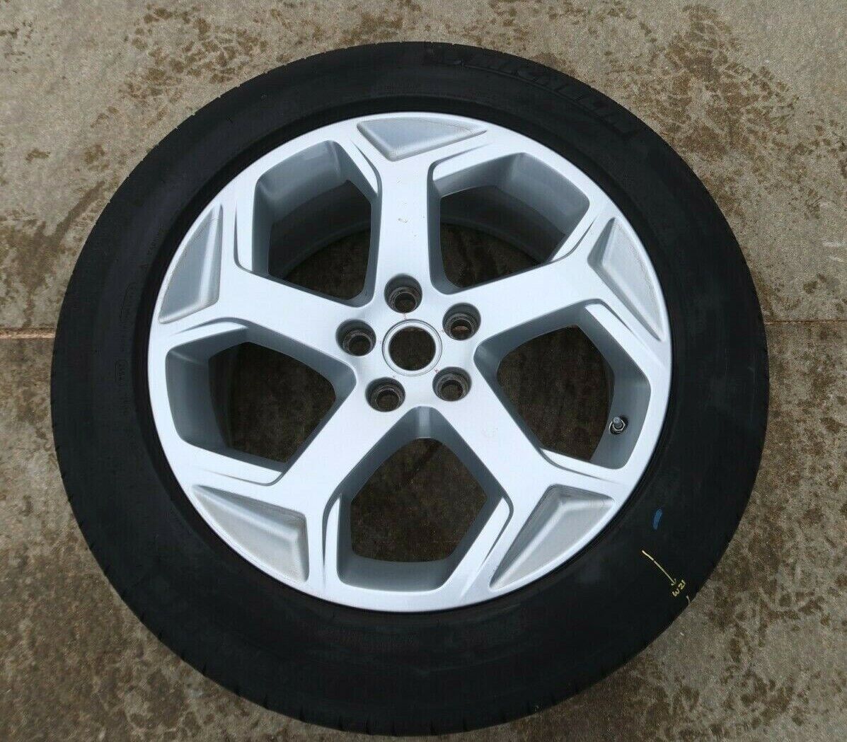 W21 Range Rover Vogue 1x 255/55 R20 Inch Alloy Wheel Michelin Latitude Sport Main Image W21 Range Rover Vogue 1x 255/55 R20 Inch Alloy Wheel Michelin Latitude Sport - Image 1