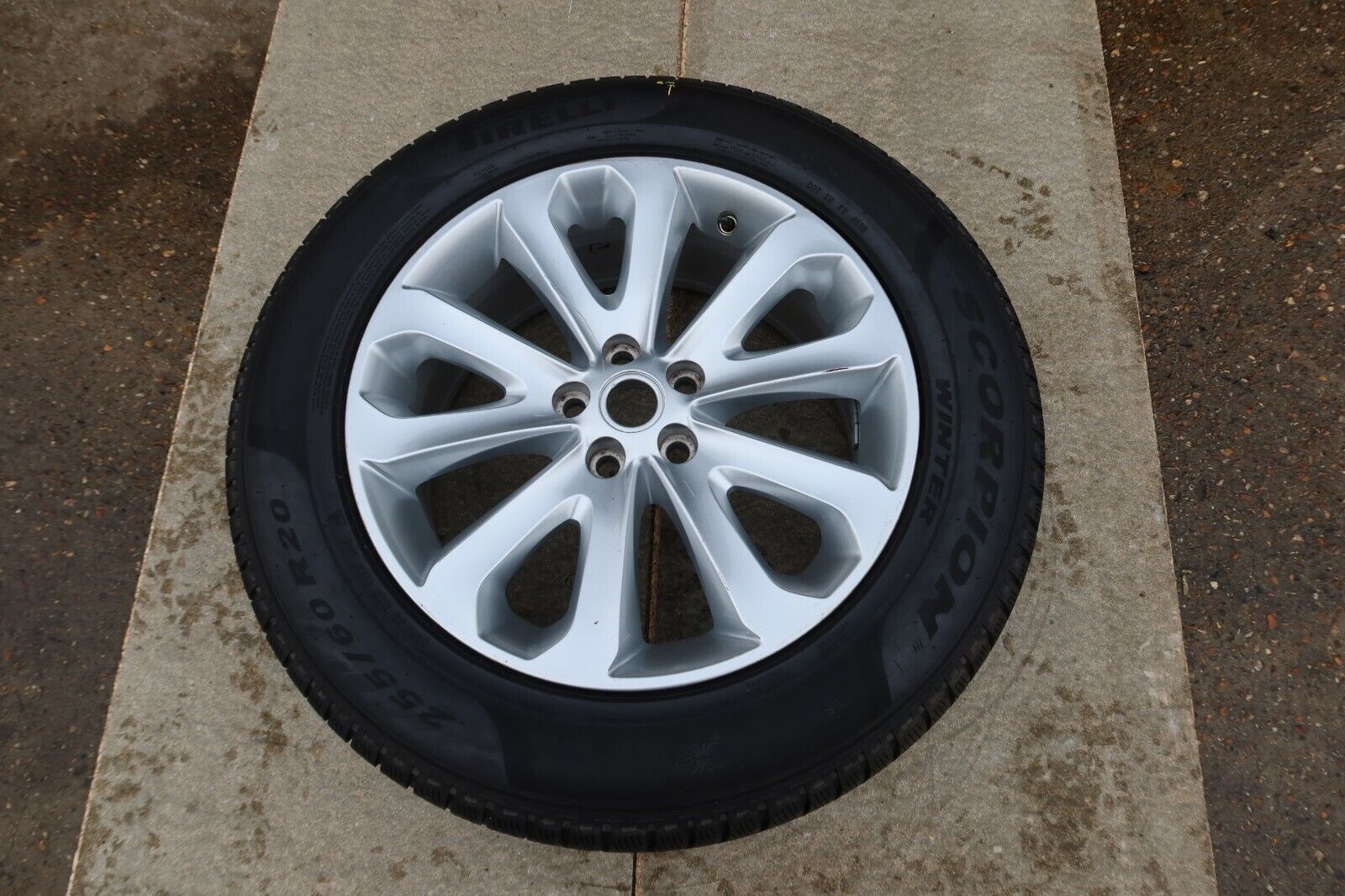 Land Range Rover Vogue 1x 255/60 R20 Inch Alloy Wheel Pirelli Scorpion Winter** Main Image Land Range Rover Vogue 1x 255/60 R20 Inch Alloy Wheel Pirelli Scorpion Winter** - Image 1