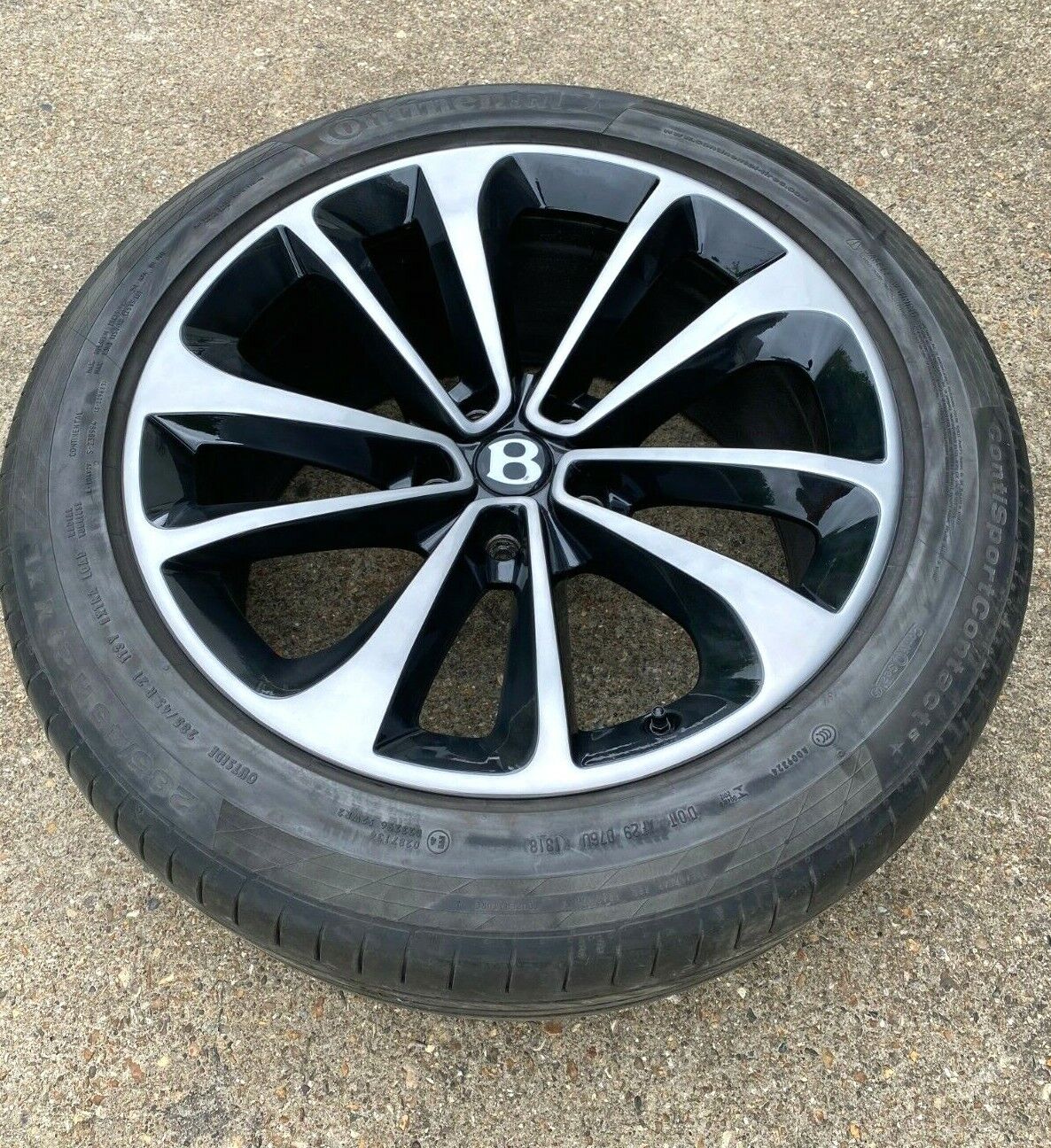 Bentley Bentayga Genuine 1x 21inch 285/45 5 Twin Spoke Diamond Alloy Wheel +Tyre Main Image Bentley Bentayga Genuine 1x 21inch 285/45 5 Twin Spoke Diamond Alloy Wheel +Tyre - Image 1