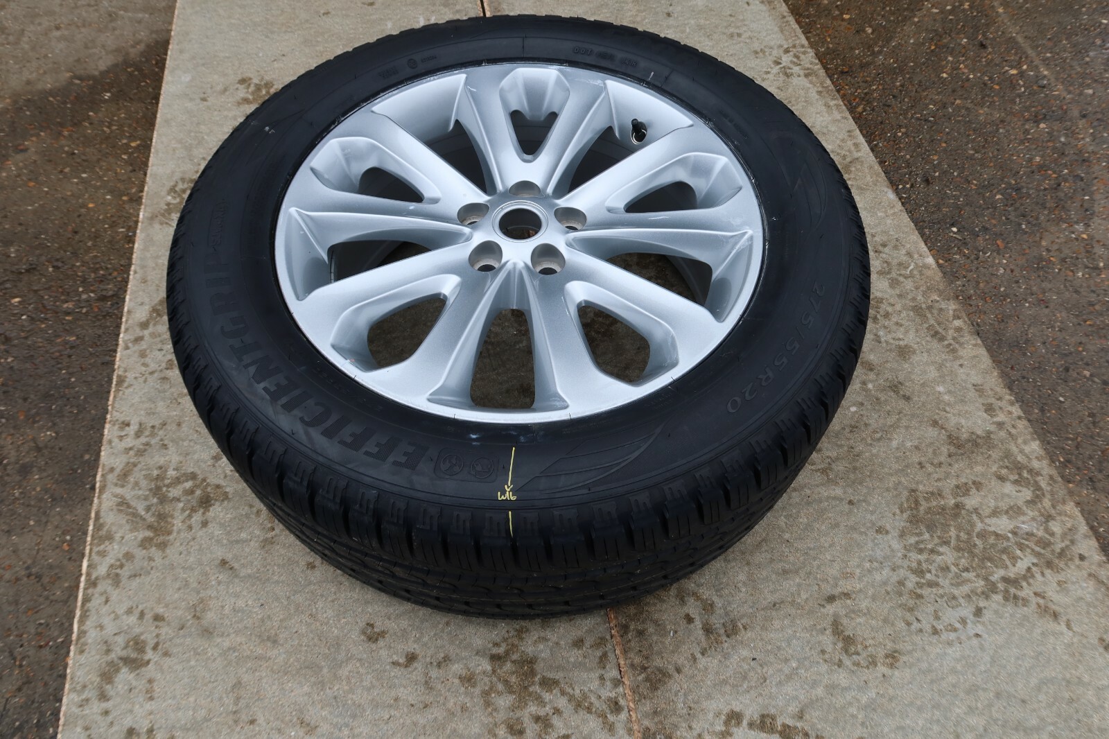 LR Land Rover Vogue 1x 275/55 R20 Inch Alloy Wheel Goodyear Efficientgrip New Main Image LR Land Rover Vogue 1x 275/55 R20 Inch Alloy Wheel Goodyear Efficientgrip New - Image 1