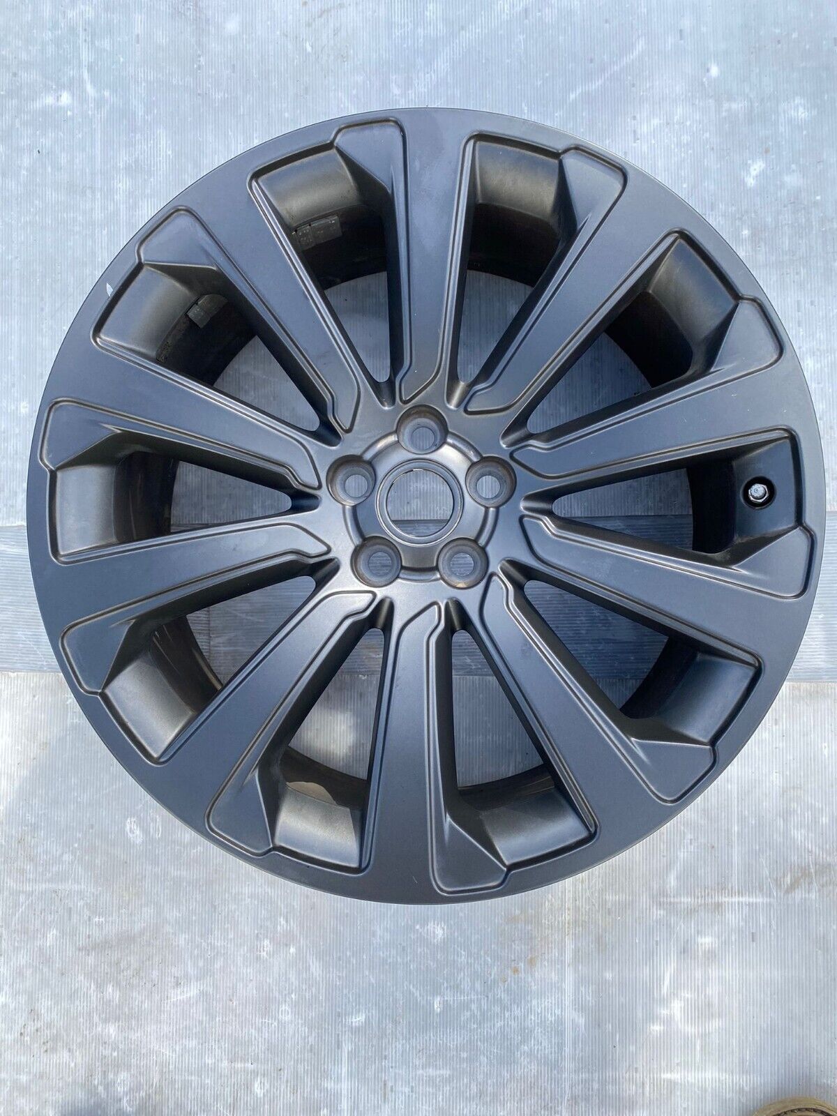 J8A21007EB Range Rover Velar 20 Inch Genuine Alloy Wheel Dark Grey TPMS Sensor/ Main Image J8A21007EB Range Rover Velar 20 Inch Genuine Alloy Wheel Dark Grey TPMS Sensor/ - Image 1