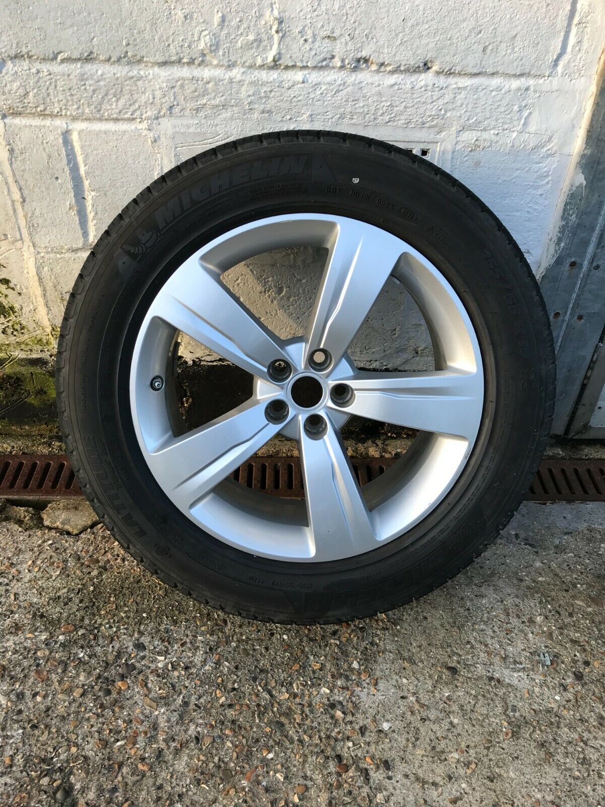 W52 Range Rover Velar L560 1x 255/55 R19 Inch Alloy Wheel Michelin Latitude Tour Main Image W52 Range Rover Velar L560 1x 255/55 R19 Inch Alloy Wheel Michelin Latitude Tour - Image 1