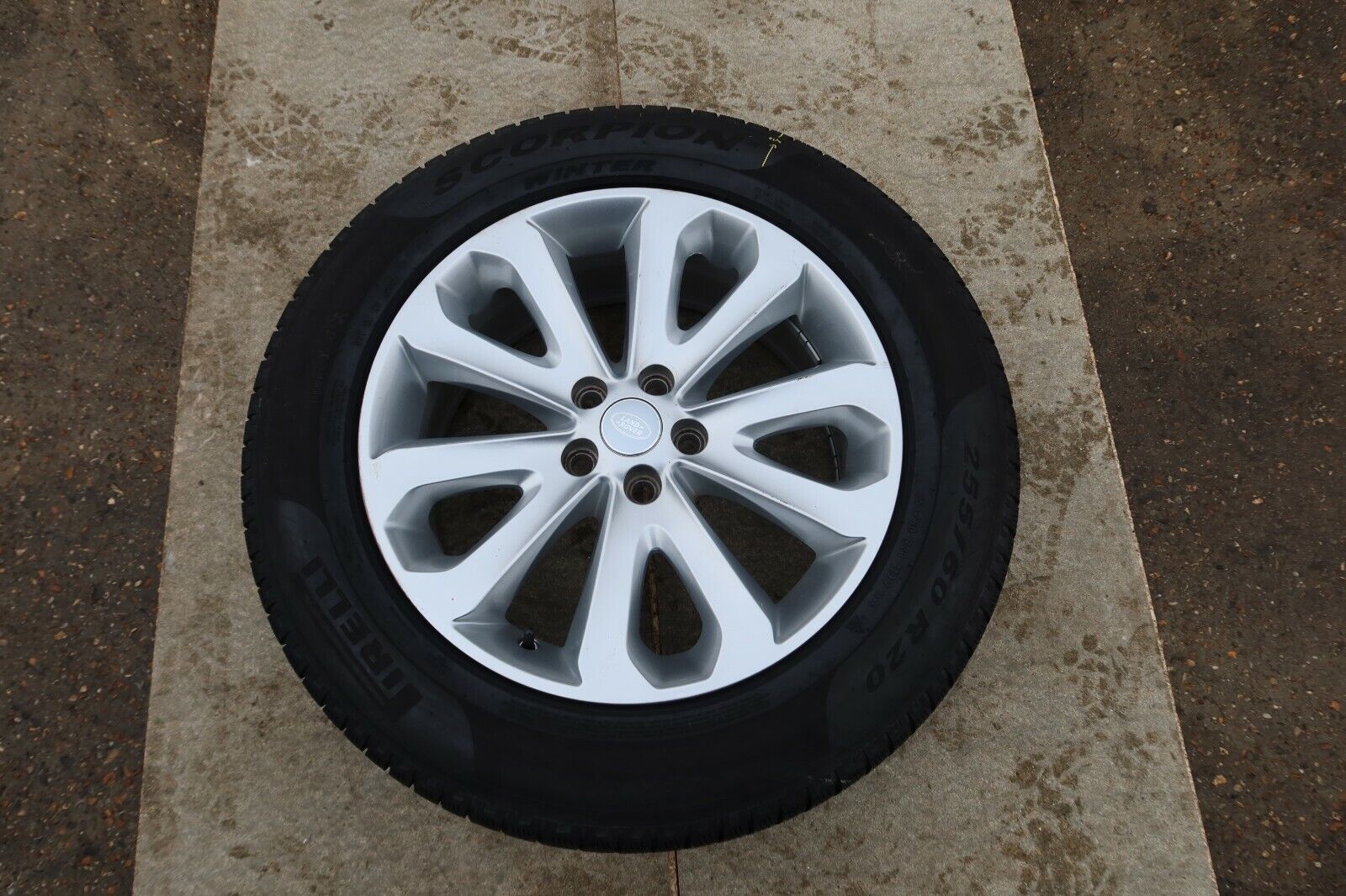 Land Range Rover 1x 255/60 R20 Inch OEM Alloy Wheel Pirelli Scorpion Winter Tyre Main Image Land Range Rover 1x 255/60 R20 Inch OEM Alloy Wheel Pirelli Scorpion Winter Tyre - Image 1