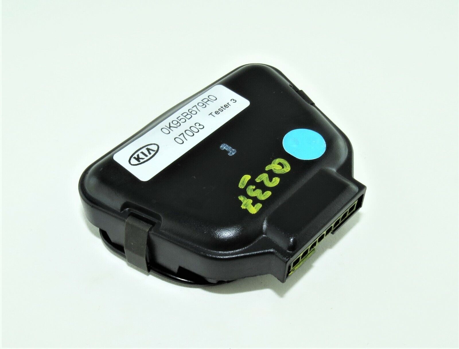 0K95B679R0 Kia Sorento Genuine Windscreen Rain and Light Sensor Main Image 0K95B679R0 Kia Sorento Genuine Windscreen Rain and Light Sensor - Image 1